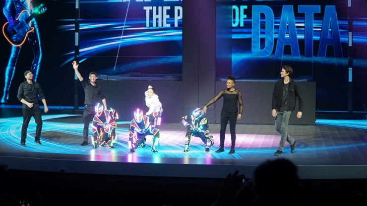 刚刚,Intel 拿出了 CES 历届最精彩演出,没有之一 | CES 2018